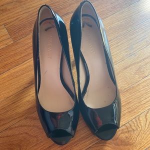 NINE WEST LIKE NEW! Peep toe black patent 9 West leather heels .